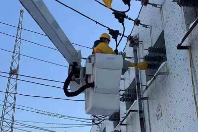 開展上夼線、曹家線、宋家線三條10千伏出線的帶電卡、接火工作