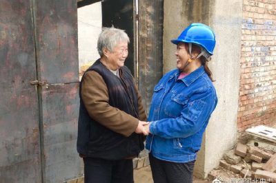 一邊幫助檢查室內(nèi)用電線路，消除用電隱患