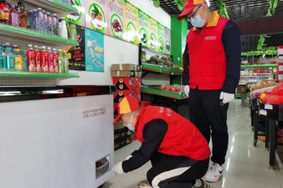 在轄區(qū)超市、門店進行安全用電檢查