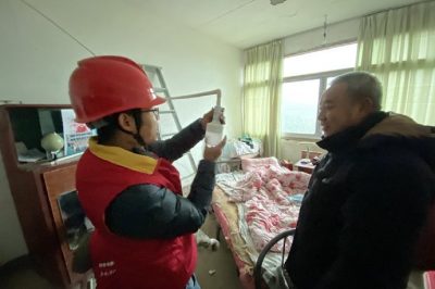 為山區(qū)孤寡老人、低保戶檢查家中用電線路，并現(xiàn)場講解安全用電知識