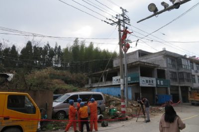 開展10千伏墩頭線電力聯(lián)絡(luò)線的立桿、放線和智能開關(guān)搭接施工