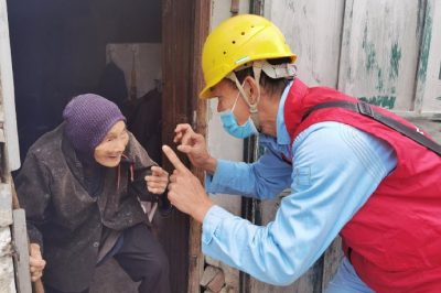 為百歲老人家里檢查用電線路、跟換插座及打掃衛(wèi)生