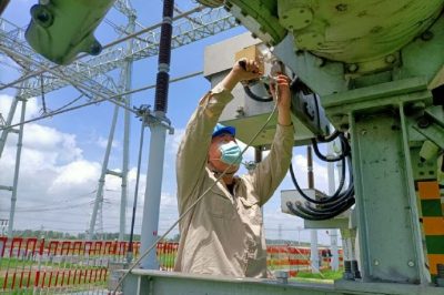 500千伏高郵變壓力偏低六氟化硫設備進行補氣工作
